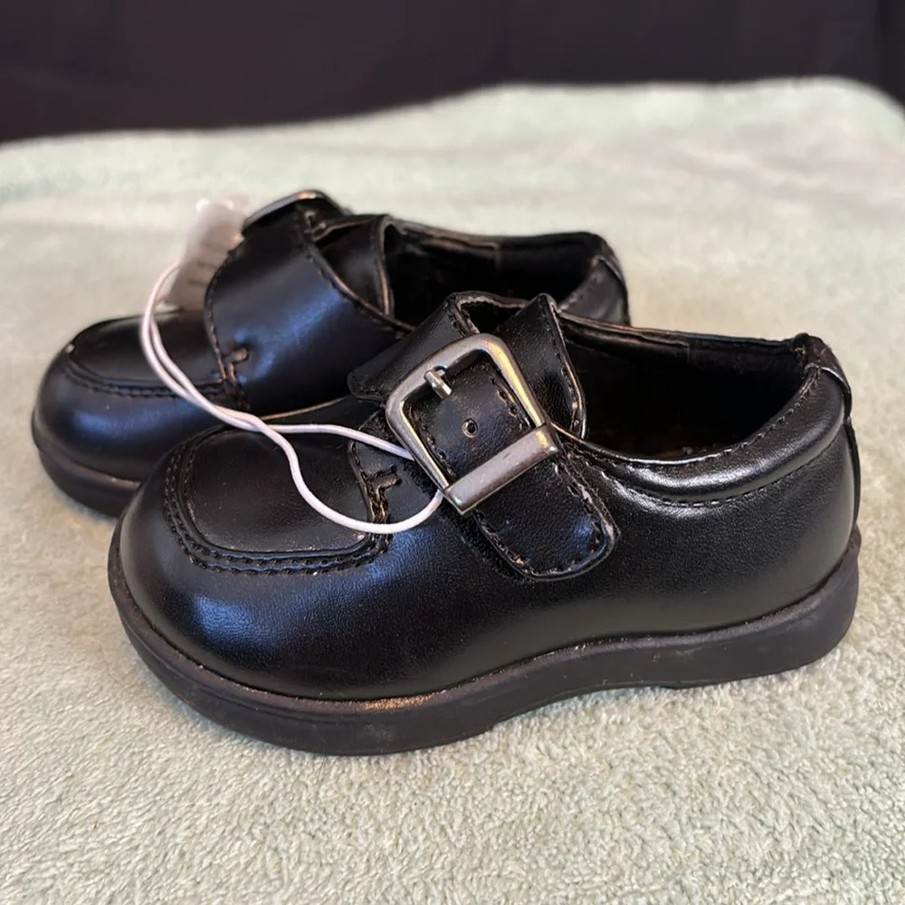 Genuine kids buy Oshkosh size 4 dress shoes, black